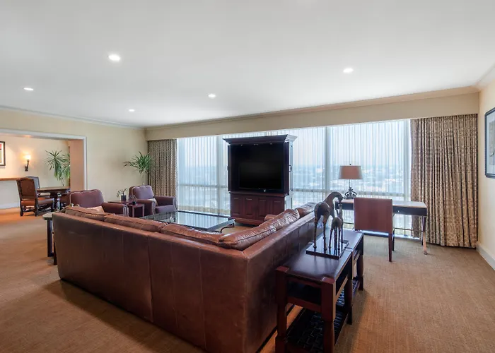 Omni Worth Hotel 4*